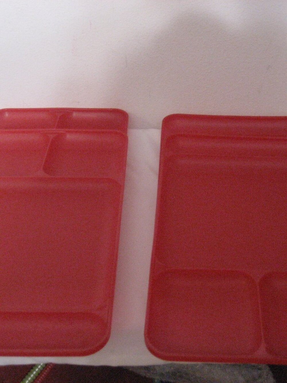 TUPPERWARE SET OF (4) DINING TRAYS RED MIP